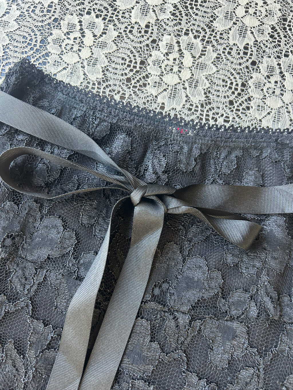 (S) Vintage 00's Lace Midi Skirt W/ Waist Bow