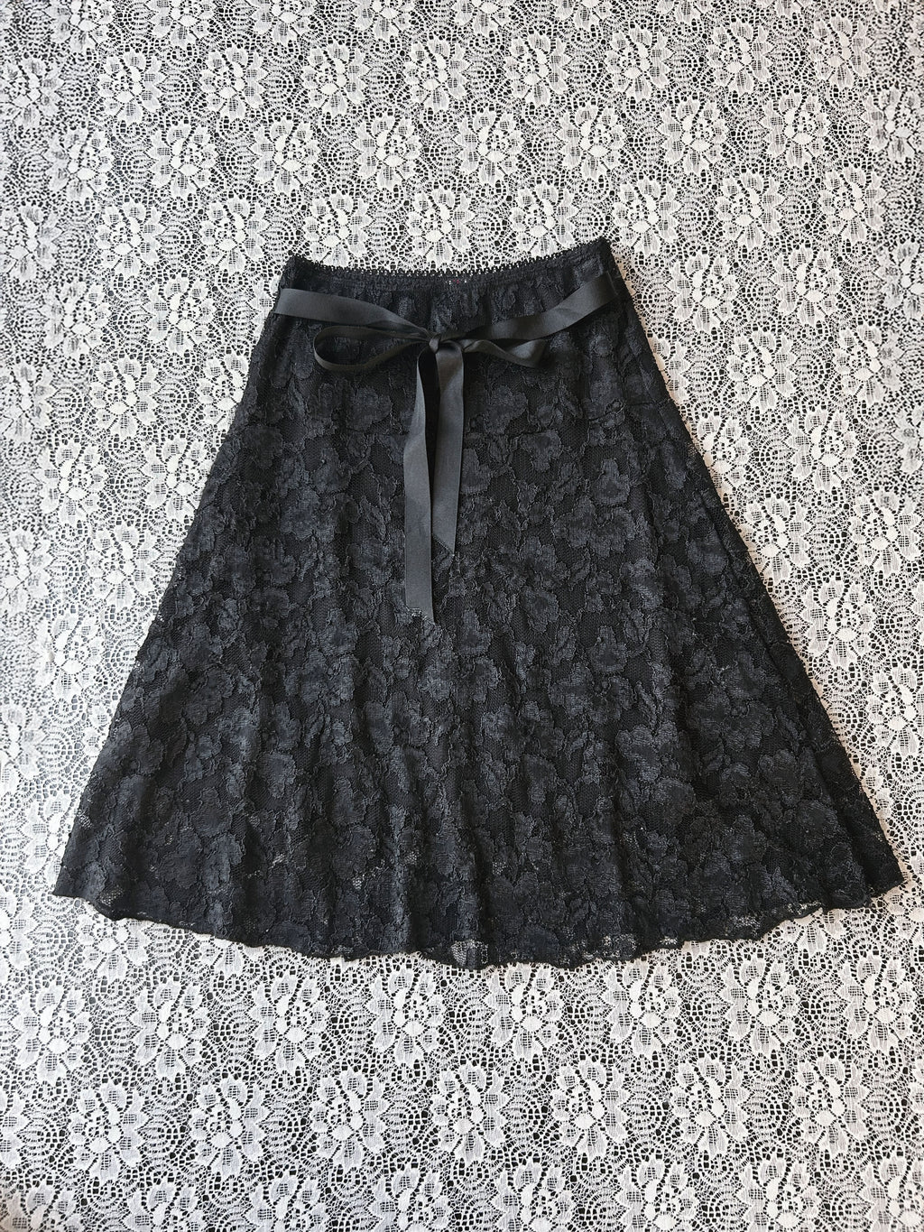 (S) Vintage 00's Lace Midi Skirt W/ Waist Bow