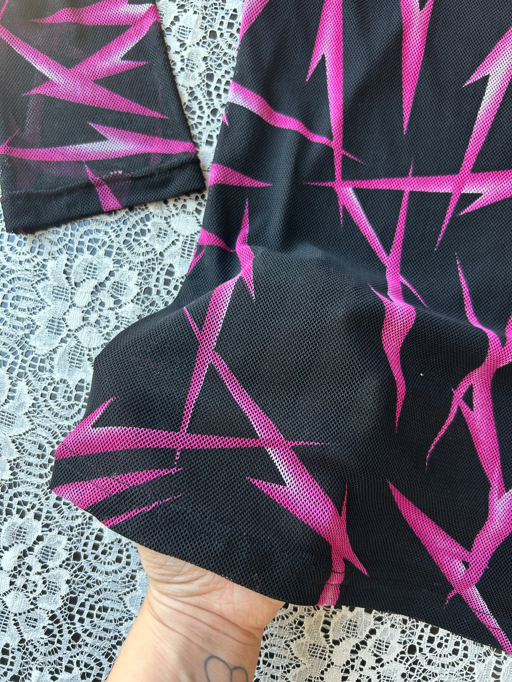 (M/L) 00's Mesh Top w/ Lightning Print