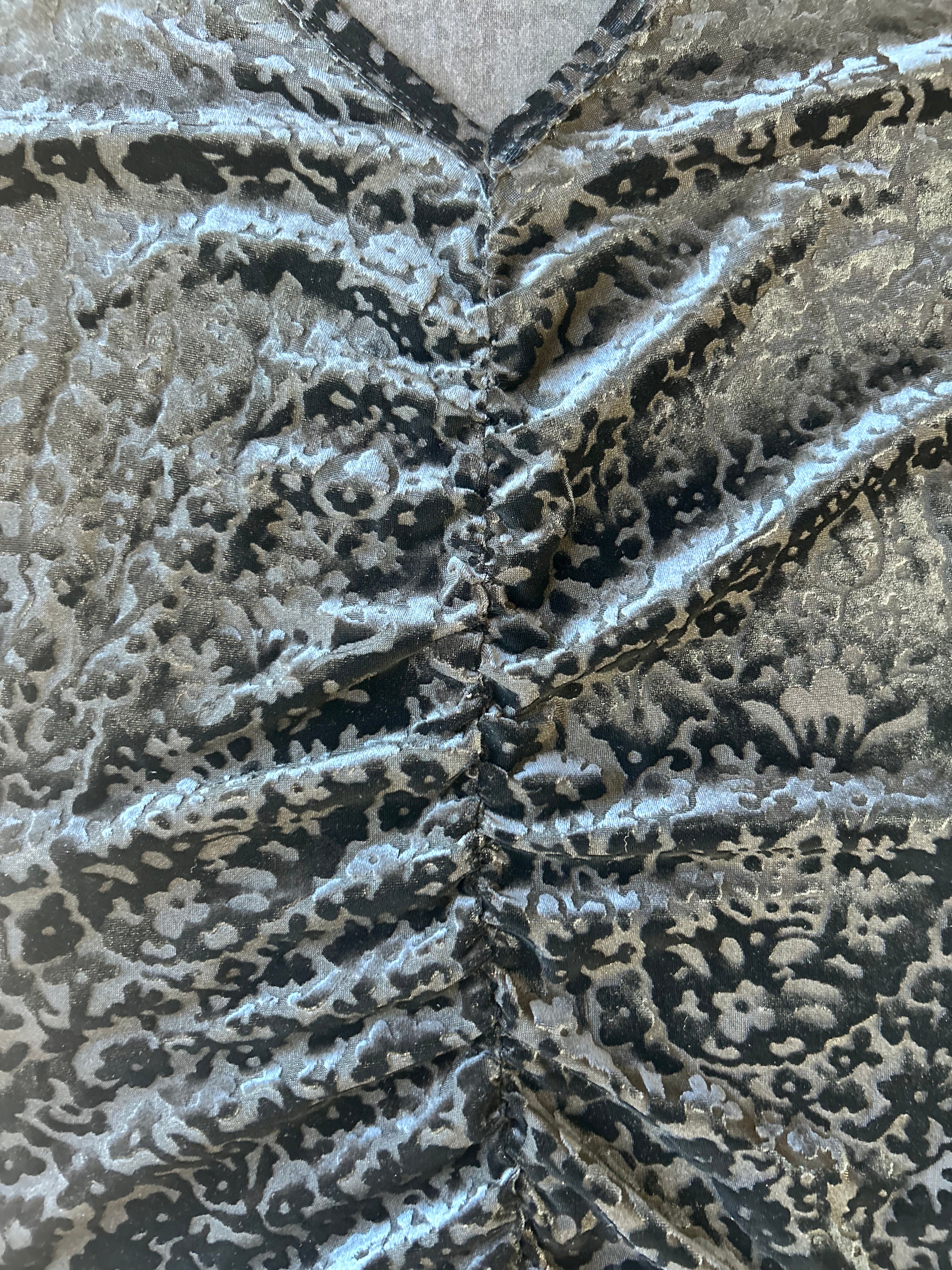 (M) 00's V-Neck Jacquard Velvet Print Blouse