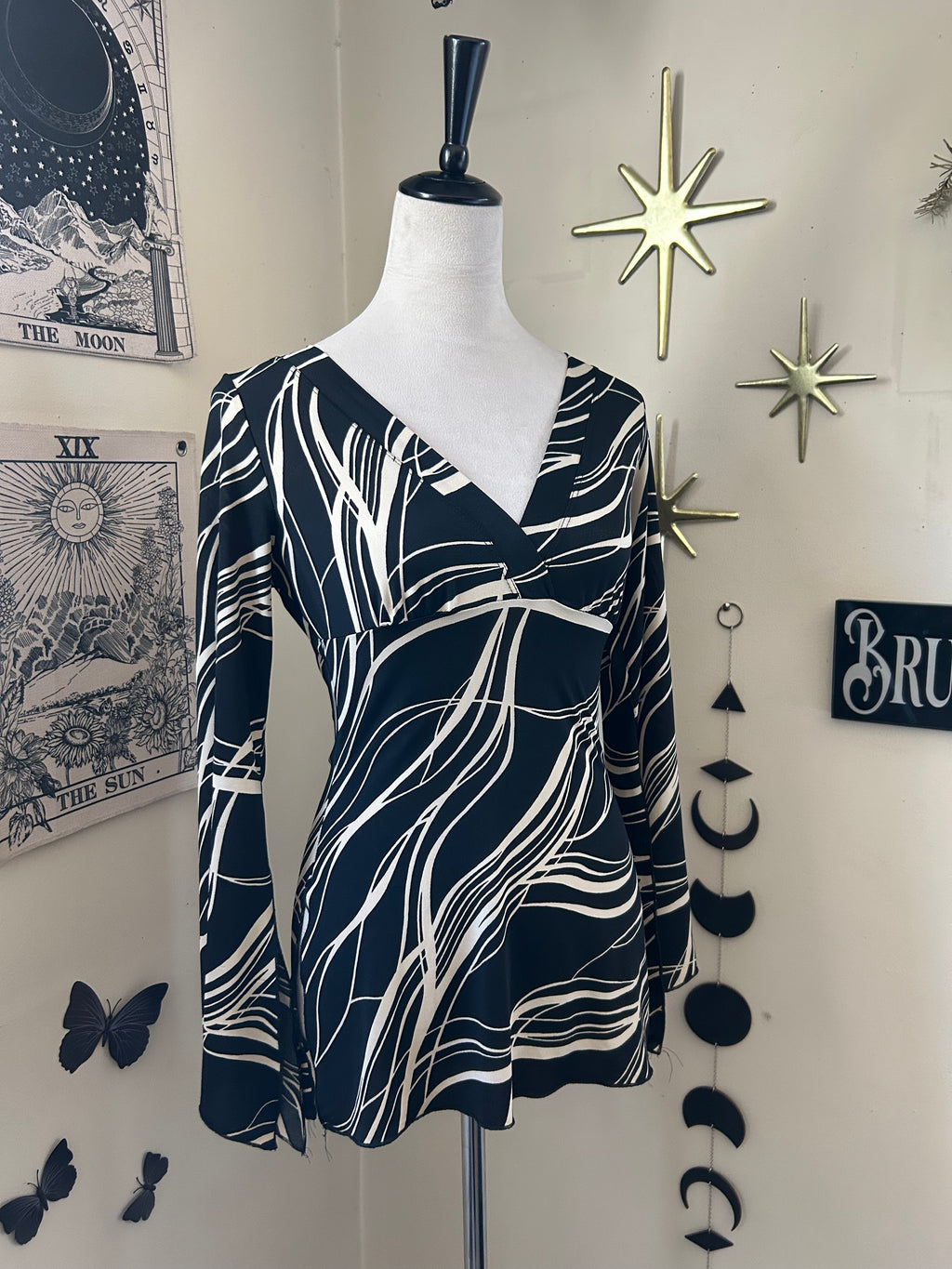 (S) 00's V-Neck Abstract Print Flare Sleeve Blouse