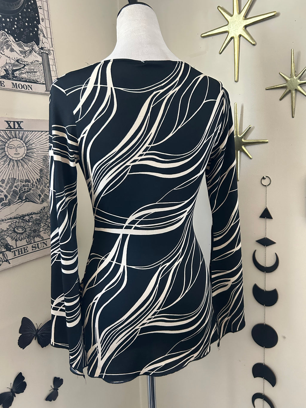 (S) 00's V-Neck Abstract Print Flare Sleeve Blouse