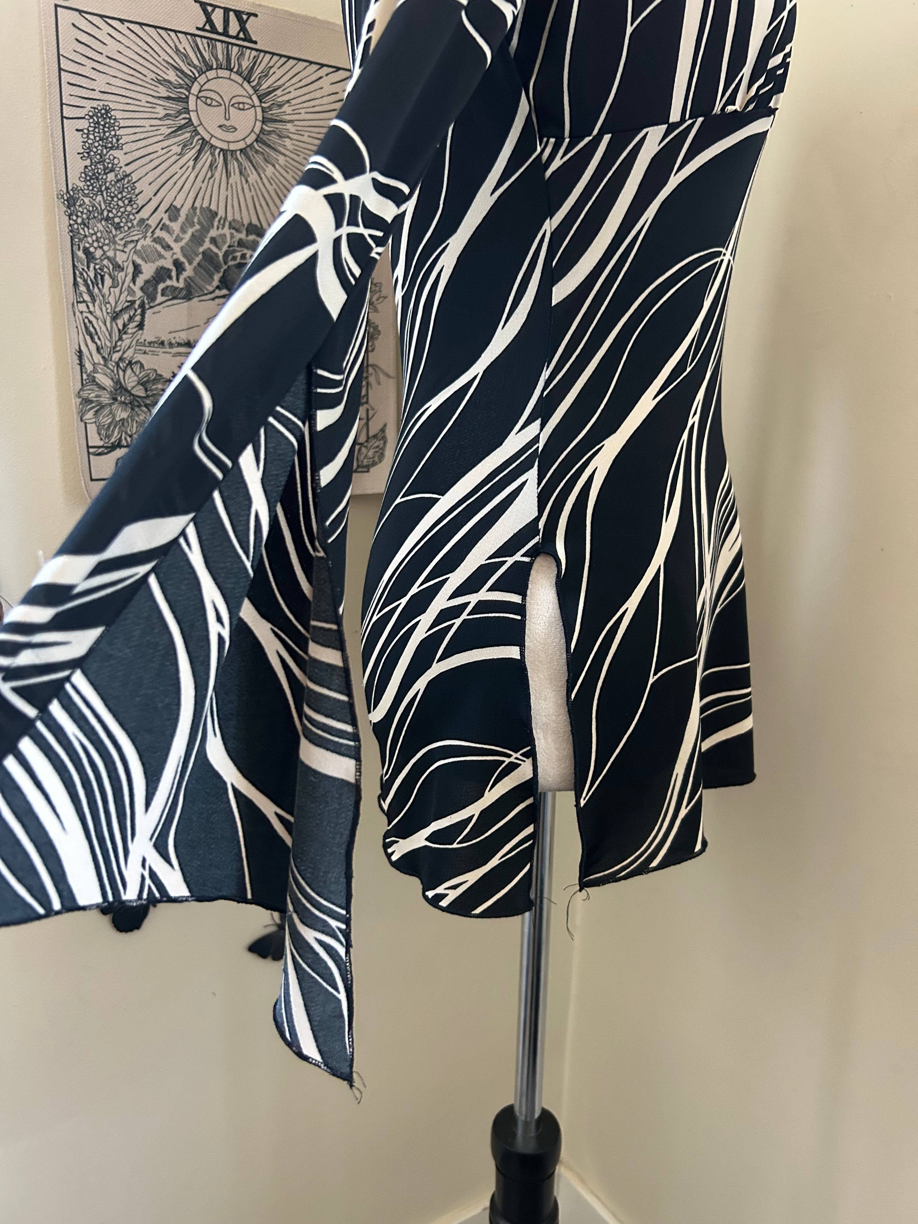 (S) 00's V-Neck Abstract Print Flare Sleeve Blouse