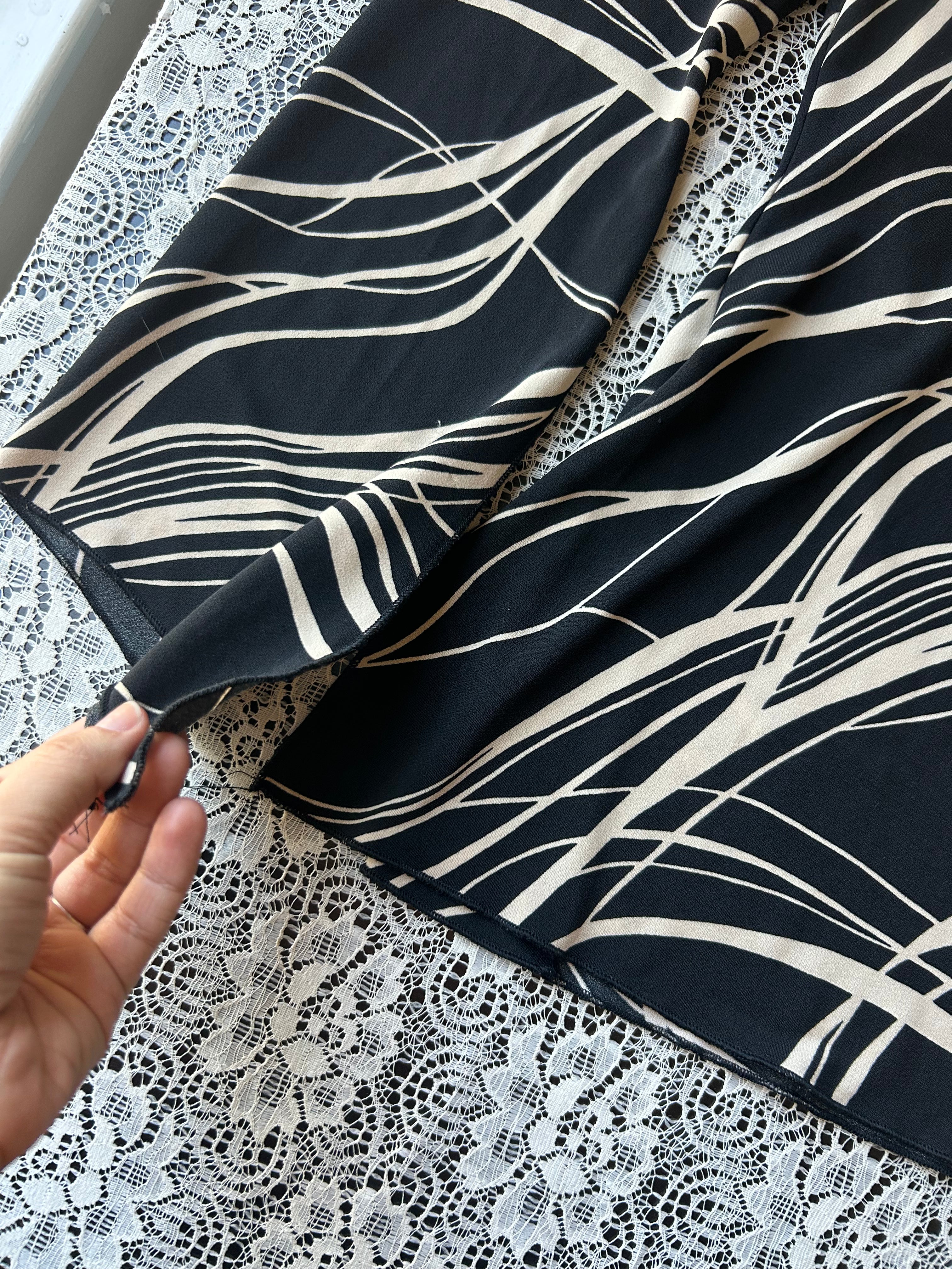 (S) 00's V-Neck Abstract Print Flare Sleeve Blouse