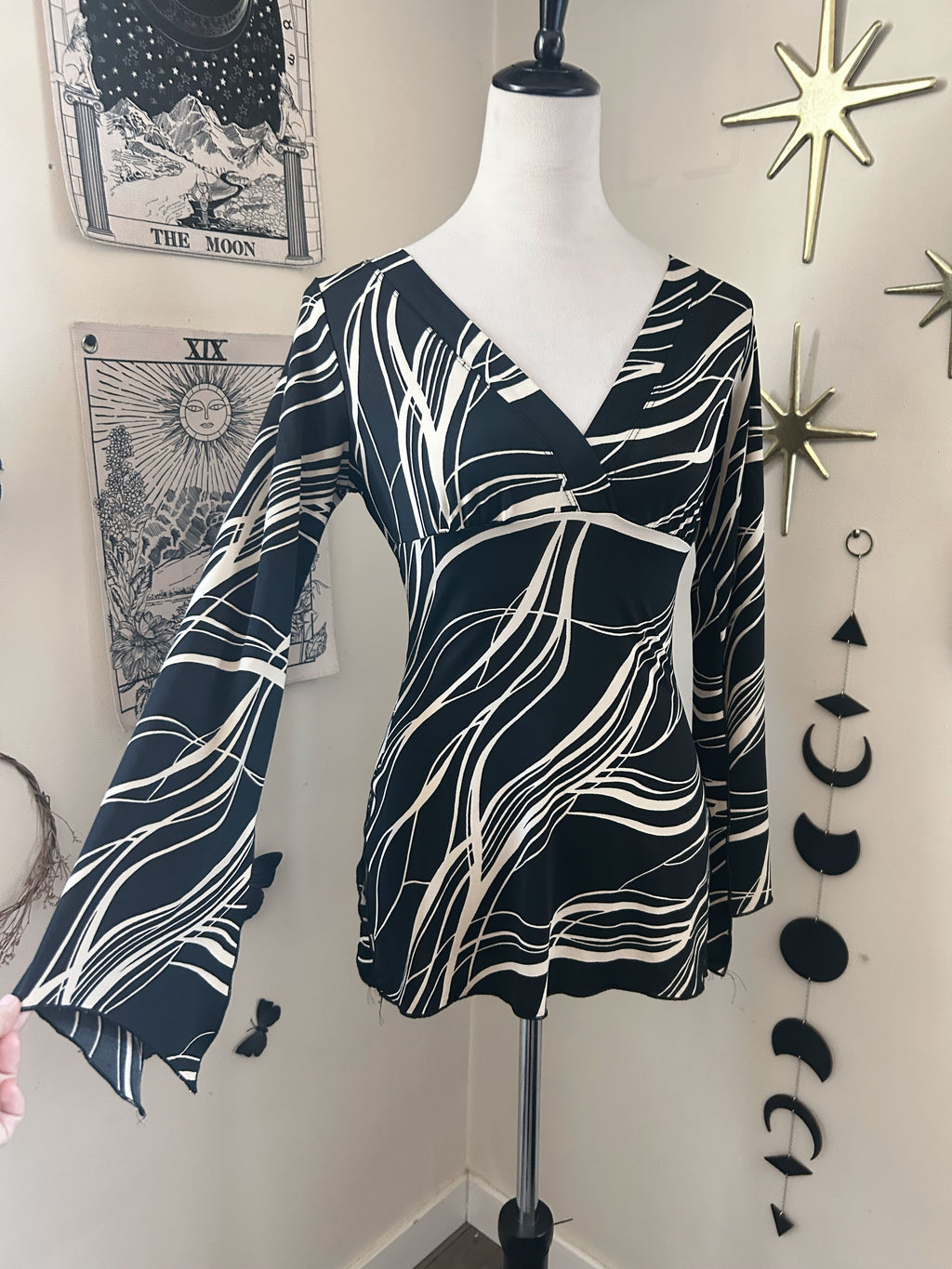 (S) 00's V-Neck Abstract Print Flare Sleeve Blouse