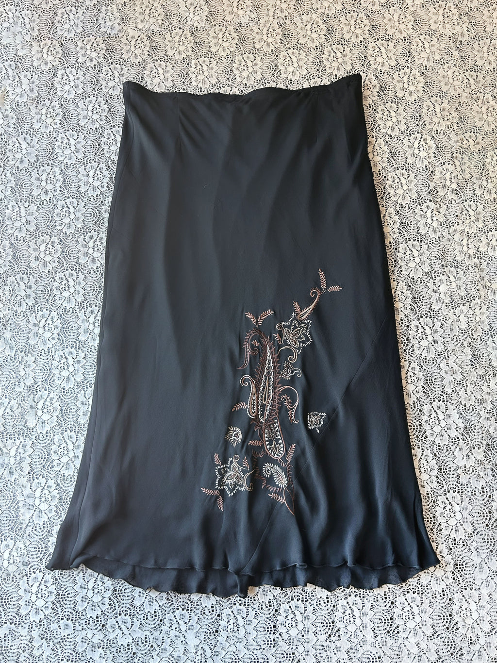 (18-20) Y2k Silk Embroidered Maxi Skirt