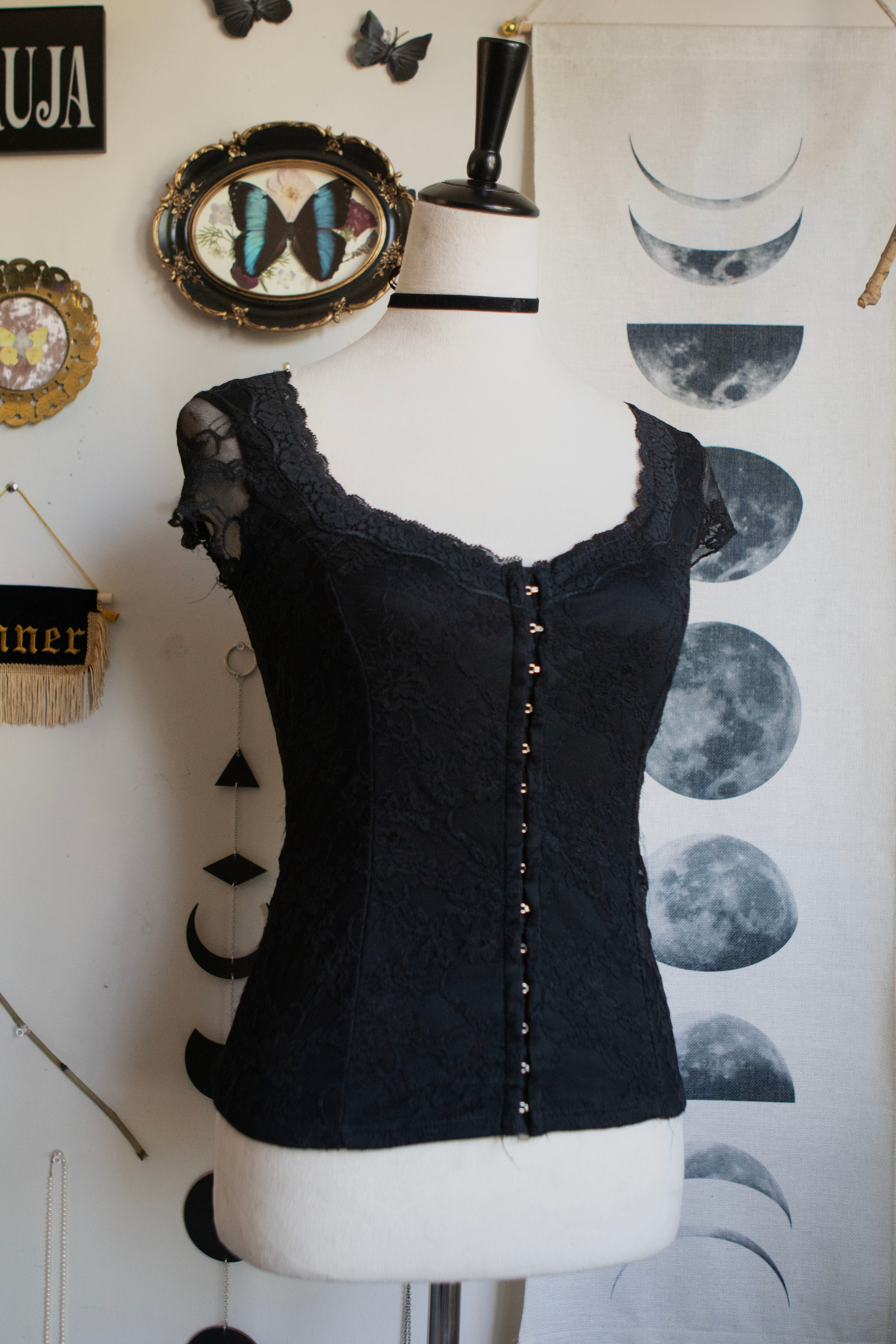 Vintage 90's-00's Romantic Lace Corset-Style Short Sleeve Top