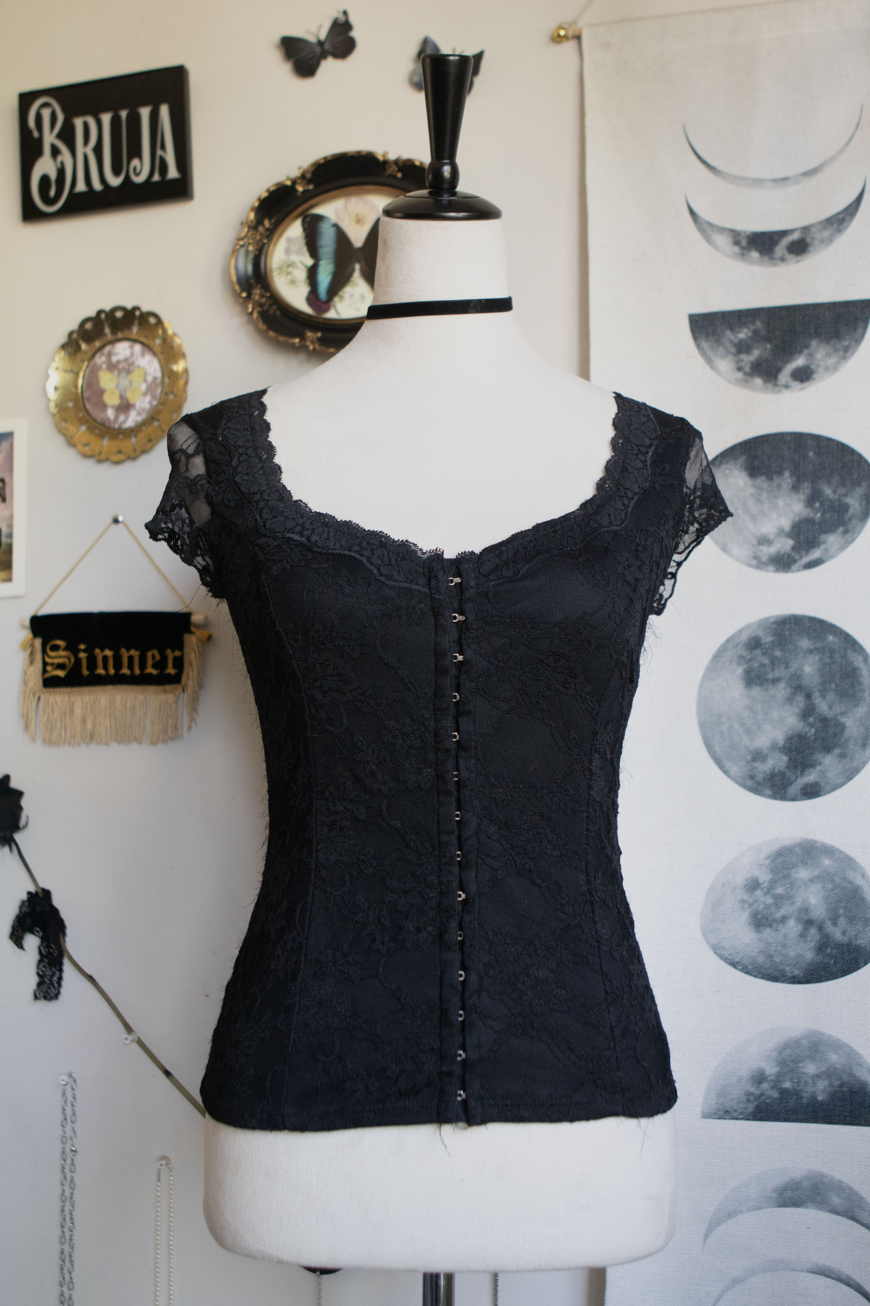 Vintage 90's-00's Romantic Lace Corset-Style Short Sleeve Top