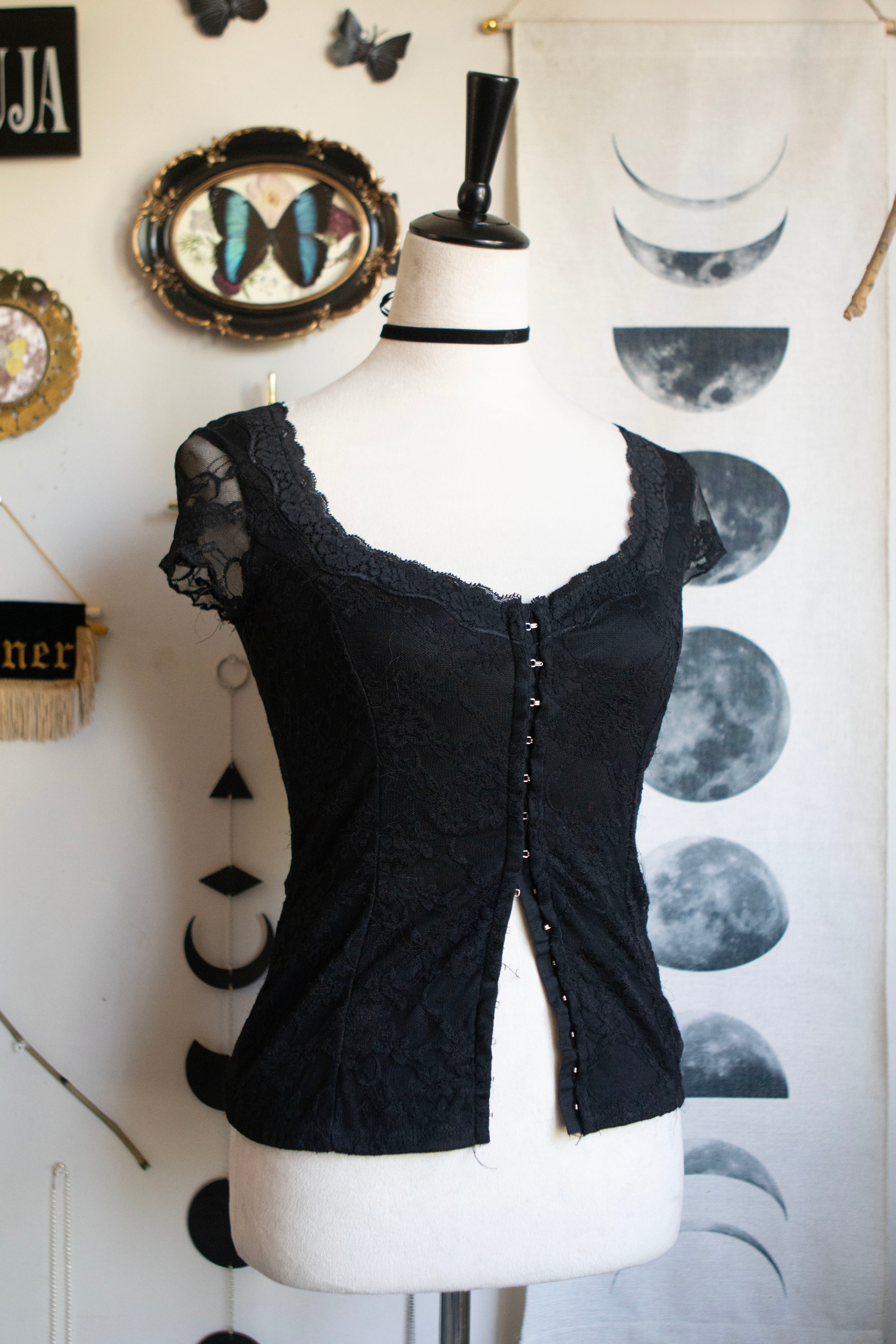 Vintage 90's-00's Romantic Lace Corset-Style Short Sleeve Top