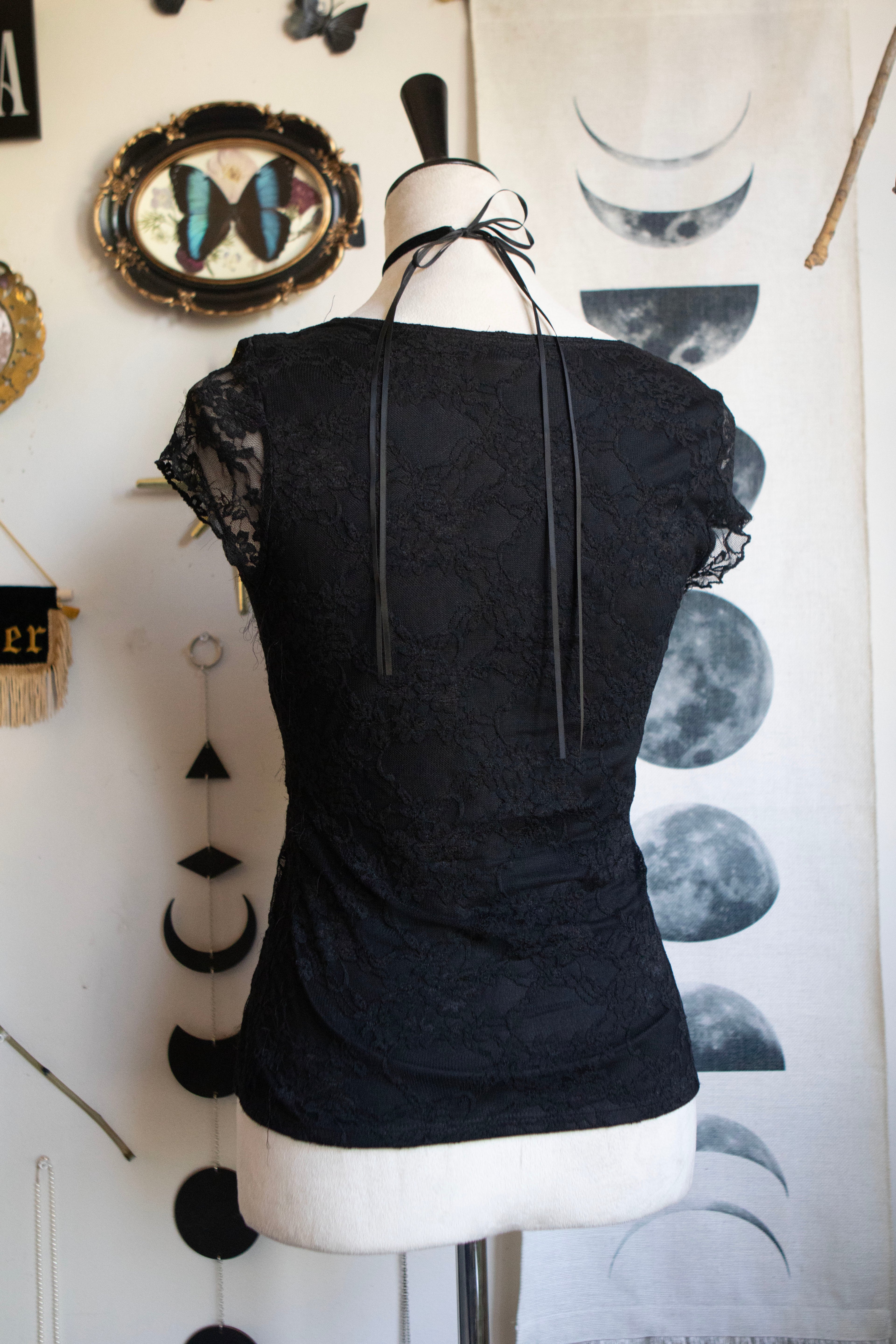 Vintage 90's-00's Romantic Lace Corset-Style Short Sleeve Top