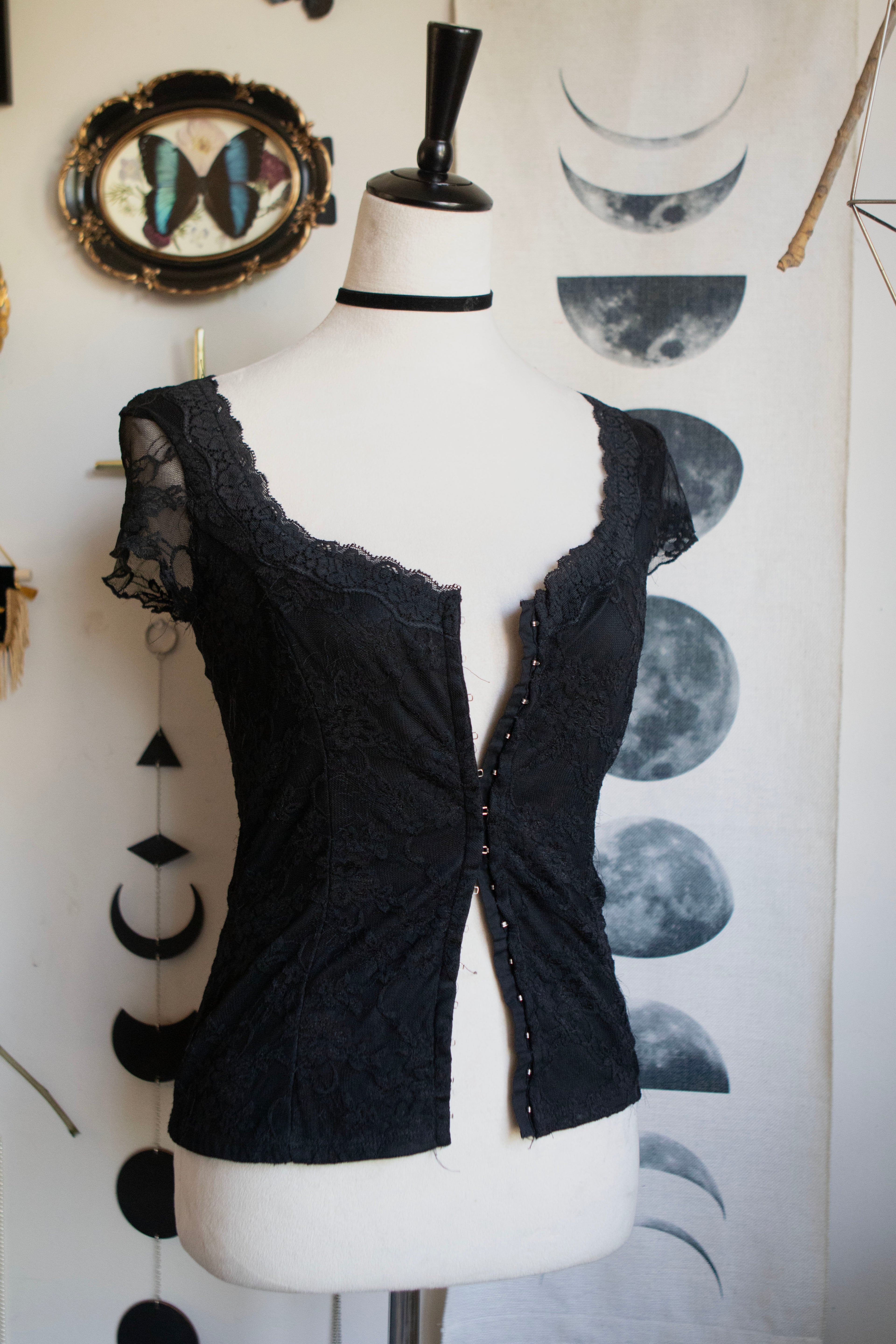 Vintage 90's-00's Romantic Lace Corset-Style Short Sleeve Top