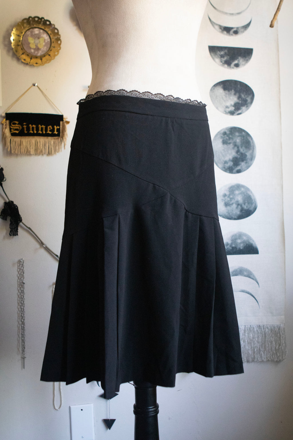 Y2K Pleated Black Midi Skirt