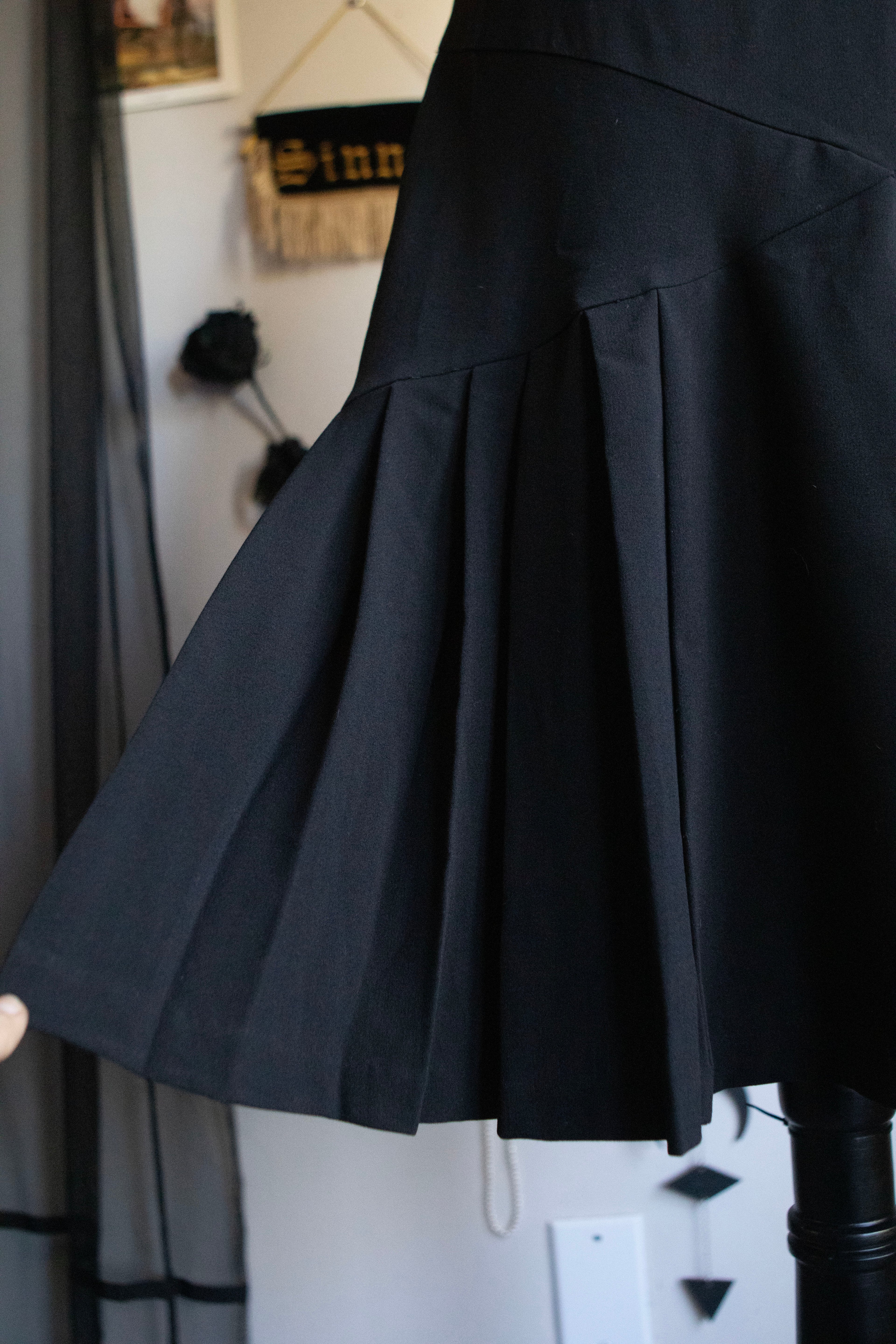 Y2K Pleated Black Midi Skirt
